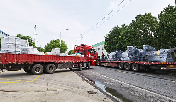 右車12臺熔噴線產(chǎn)線高壓離心風(fēng)機(jī)，左車11臺烘箱產(chǎn)線高溫插入式離心風(fēng)機(jī)